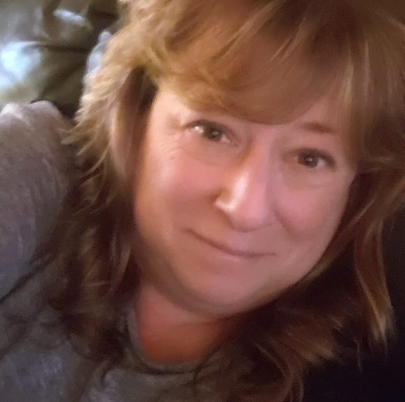 Poshmark profile picture for @kitchens